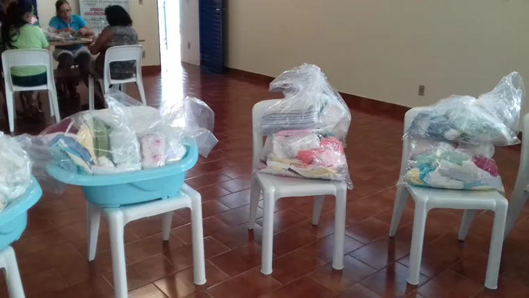 Entrega de cestas pelo grupo Mãos Amigas
